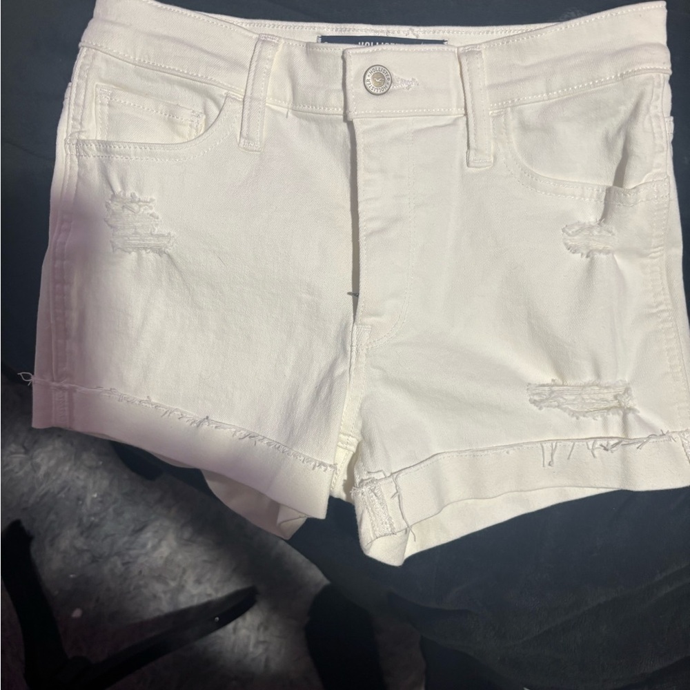 NWOT Hollister White Distressed Denim Jean Shorts & Free Beauty Gift Bag